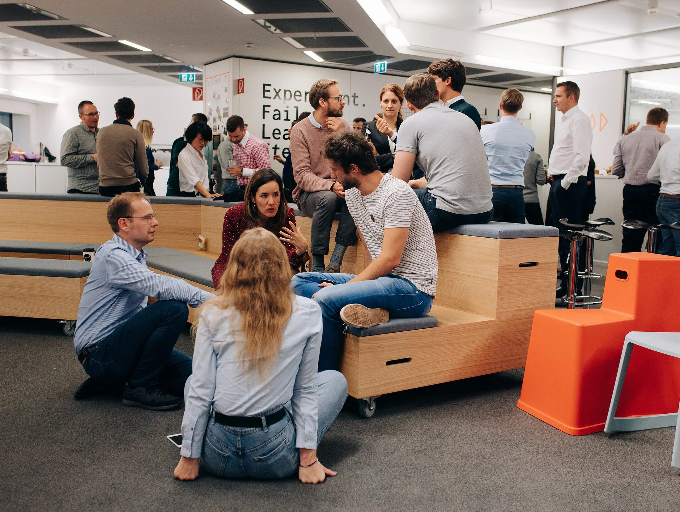 Teilnehmende der Initiative im offenen Lernbereich der Deutschen Bank unter dem Leitspruch „Experiment. Fail. Learn.“