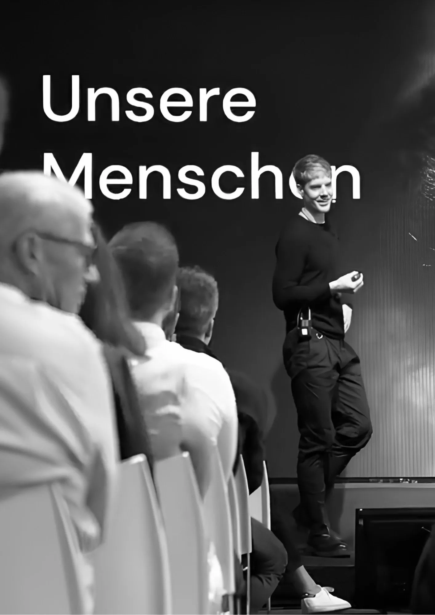 Forever Day One auf der Bühne vor dem Screen „Unsere Menschen“