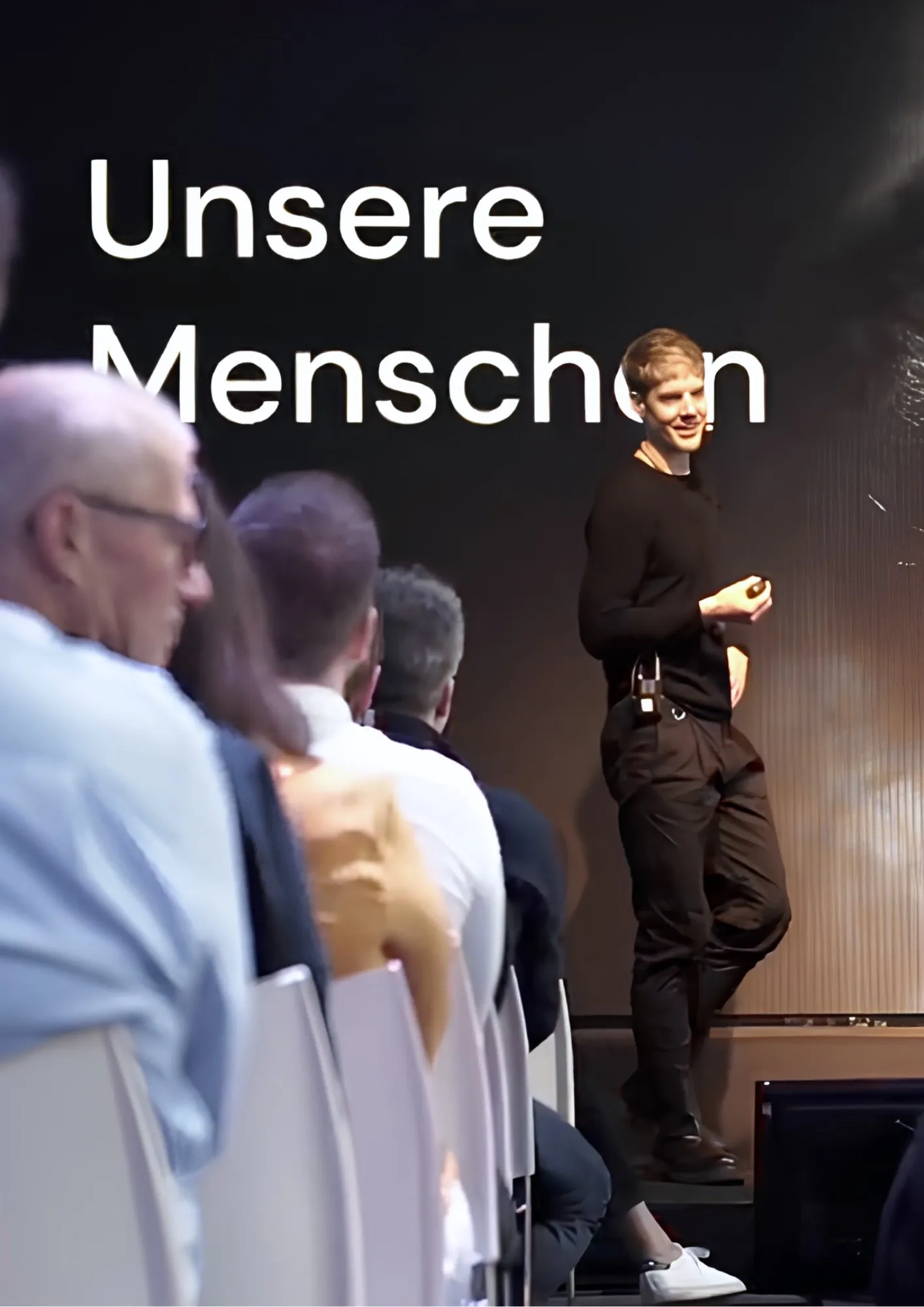 Hannes Kluge auf der Bühne vor Führungskräften