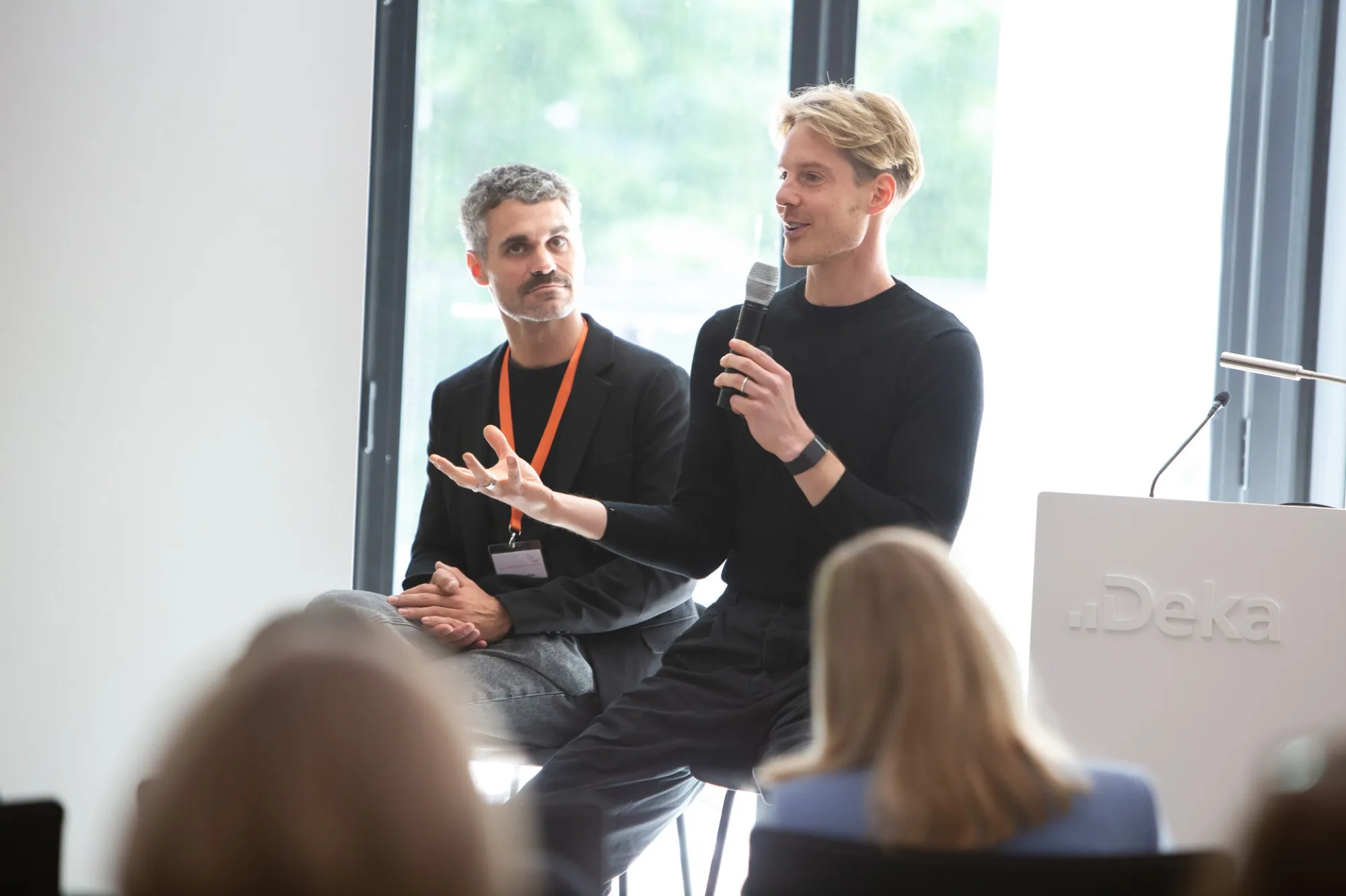 Moritz Ettl und Kollege im Bühnengespräch bei einem Kundenevent