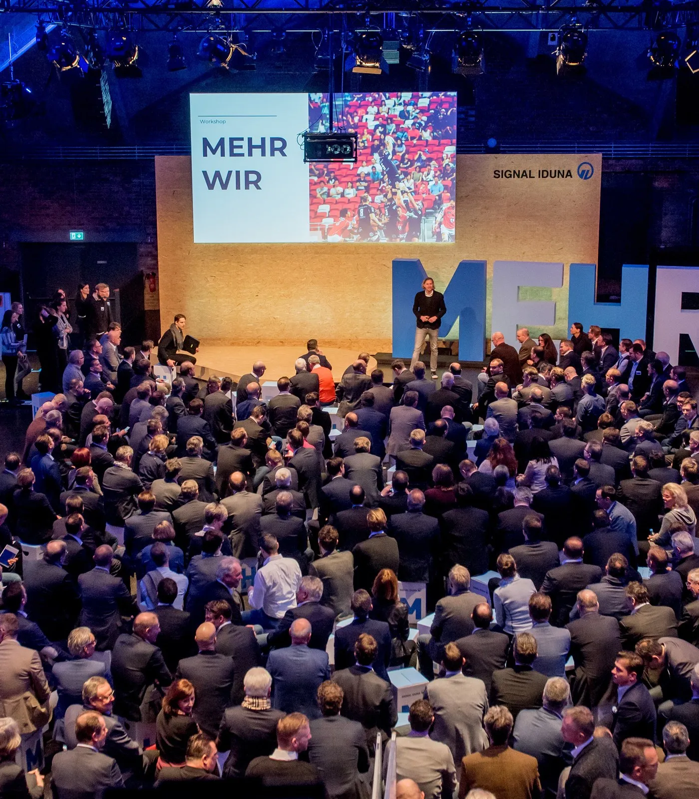 Großveranstaltung mit Bühne und vollem Saal aus einem Kundenprojekt