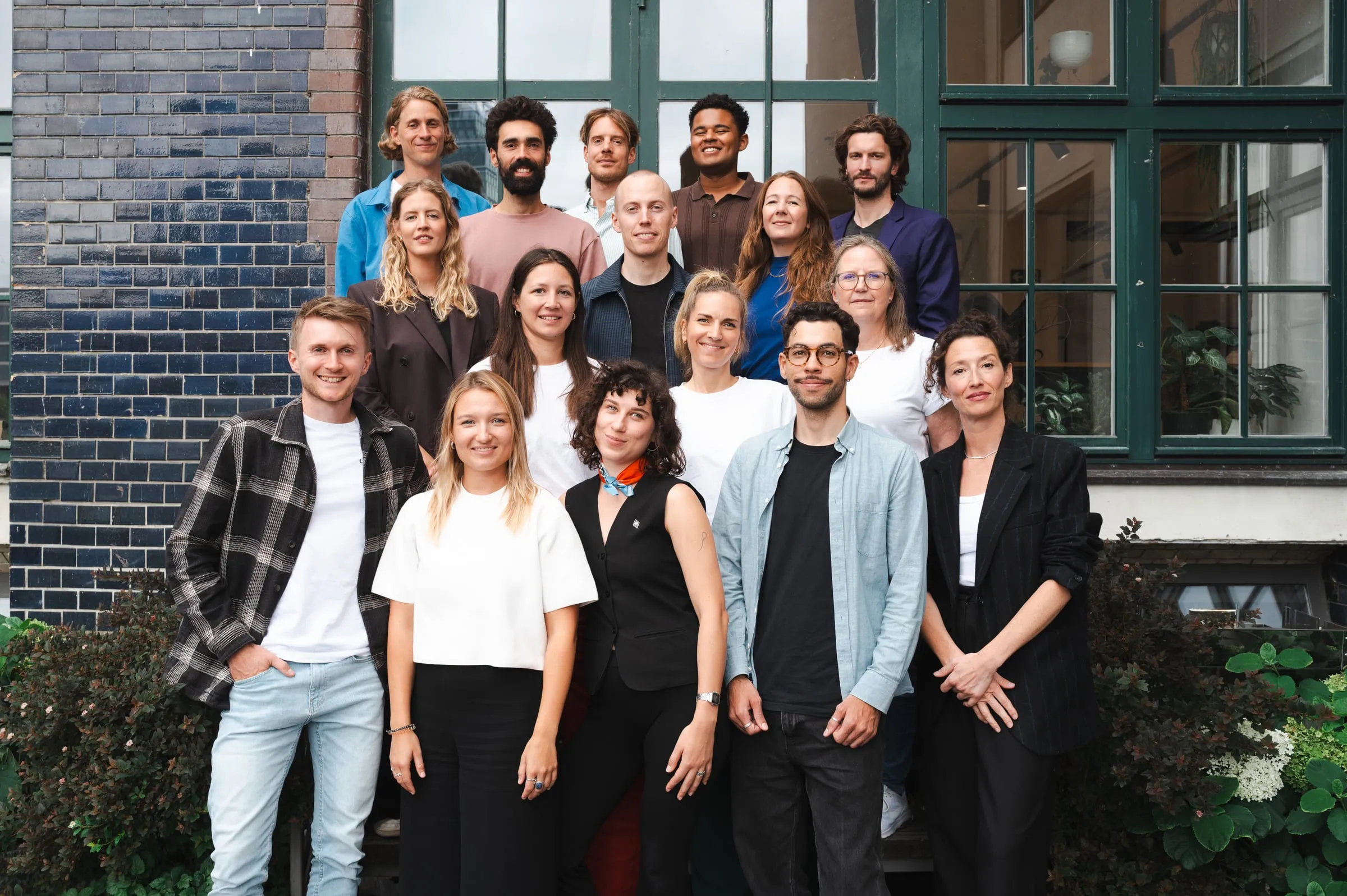 Das Forever Day One Team gemeinsam vor dem Büro