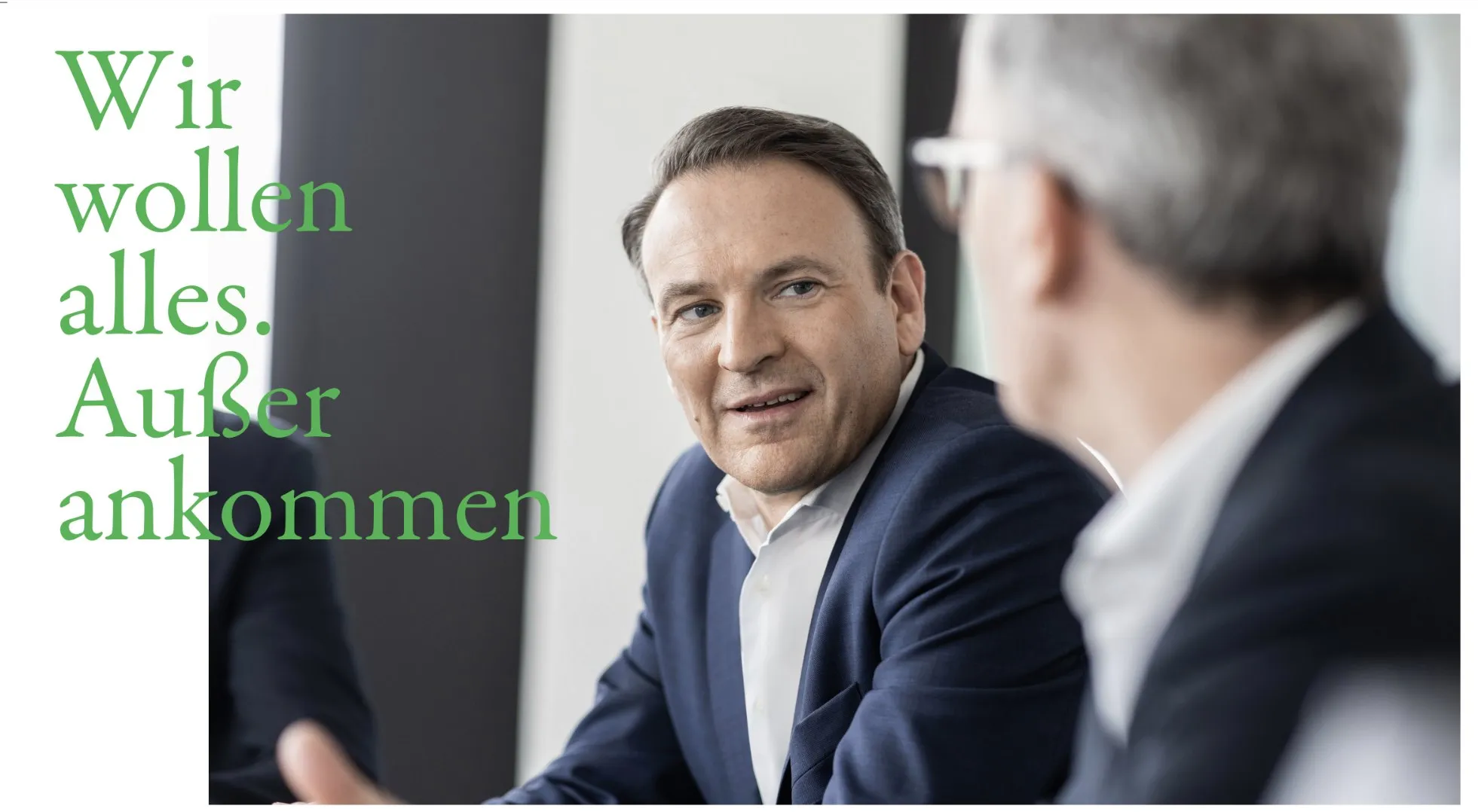 Zwei Personen im Gespräch, dazu die grüne Schlagzeile „Wir wollen alles. Außer ankommen" aus dem brand-eins-Porträt über Union Investment