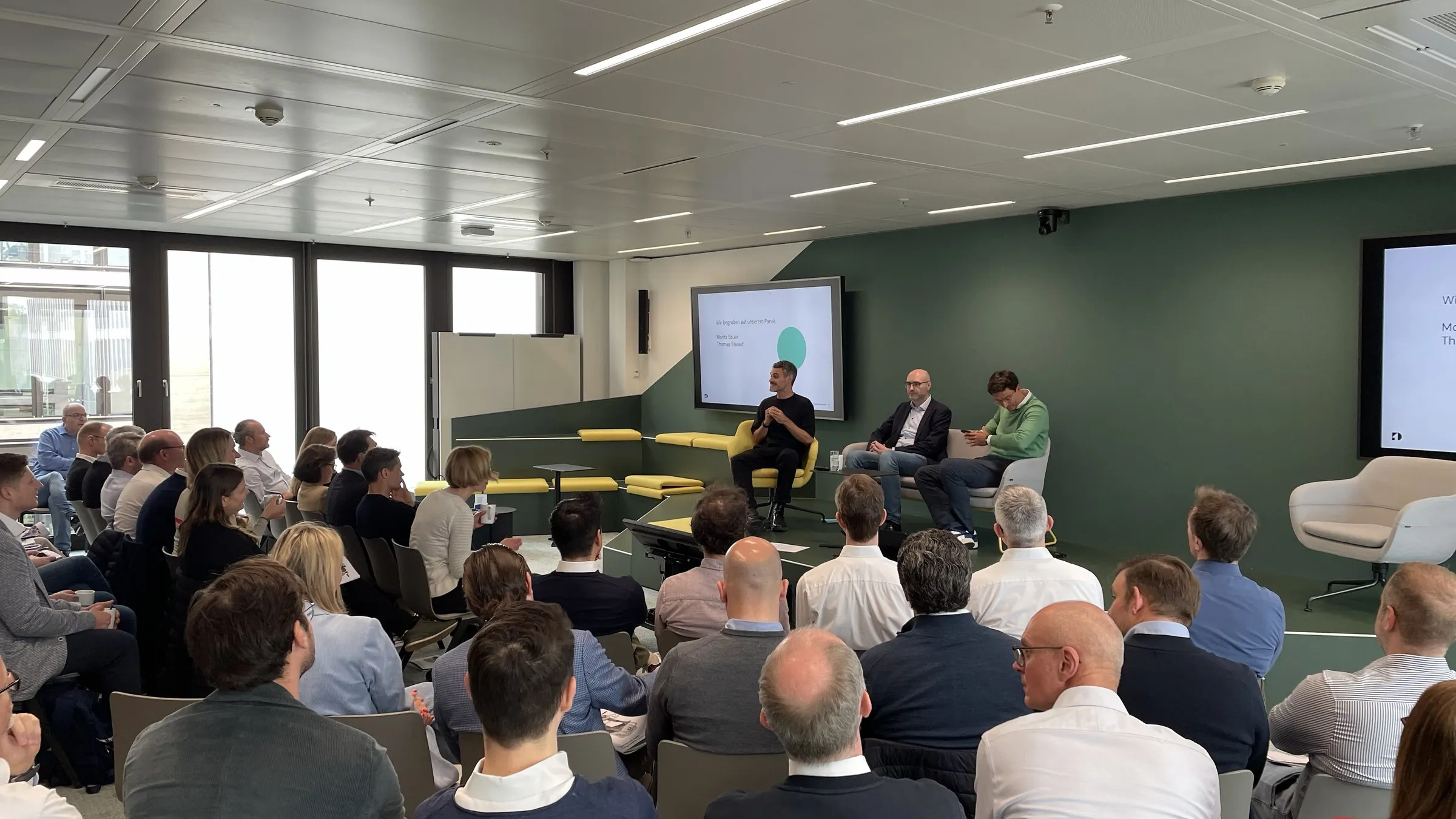Großes Mitarbeiter-Event bei Union Investment: Das Publikum verfolgt eine Panel-Diskussion auf der Bühne
