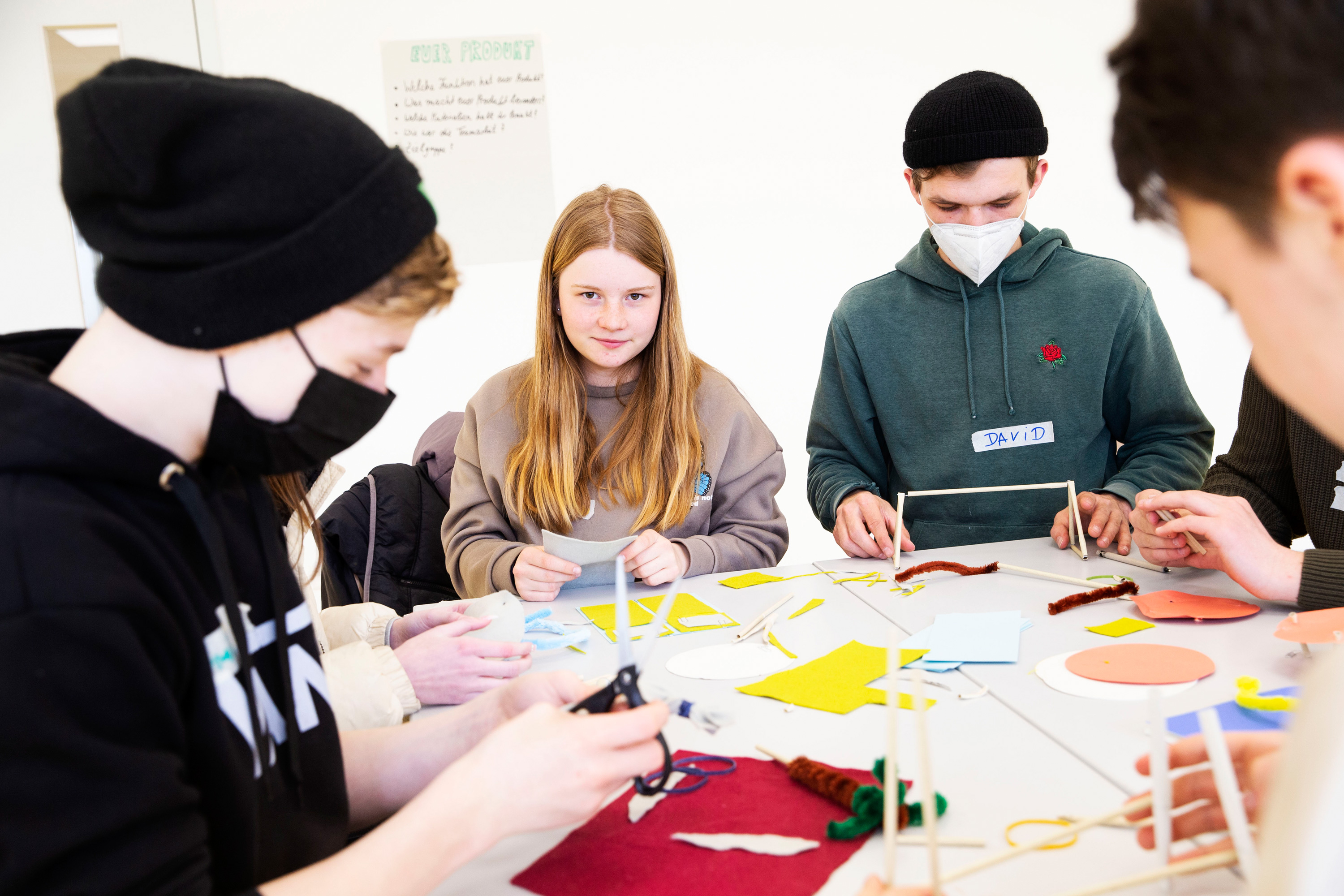 Jugendliche gestalten gemeinsam in einem Young-Empowerment-Workshop
